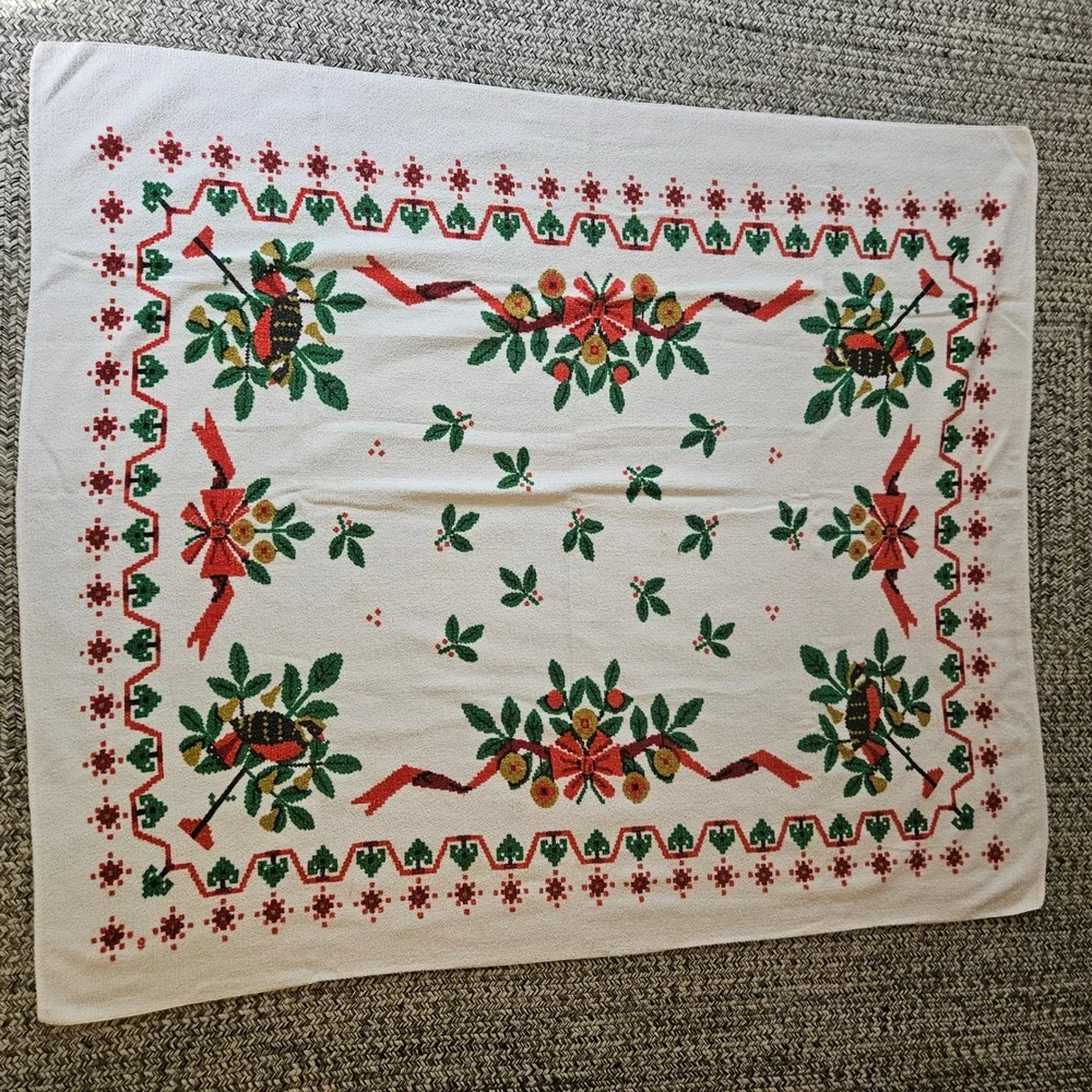 Christmas‎ Terrycloth Tablecloth Birds Berries Ribbon Holiday Decor 58x48